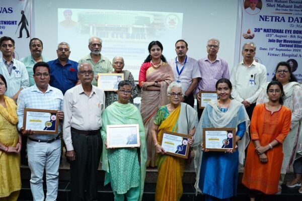 श्री महंत इन्दिरेश अस्पताल में छात्र-छात्राओं ने दिया नेत्रदान का संदेश