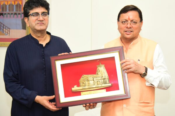 गीतकार प्रसून जोशी और फिल्म अभिनेता अनुपम खेर ने मुख्यमंत्री धामी से की मुलाकात गीतकार प्रसून जोशी और फिल्म अभिनेता अनुपम खेर ने मुख्यमंत्री धामी से की मुलाकात