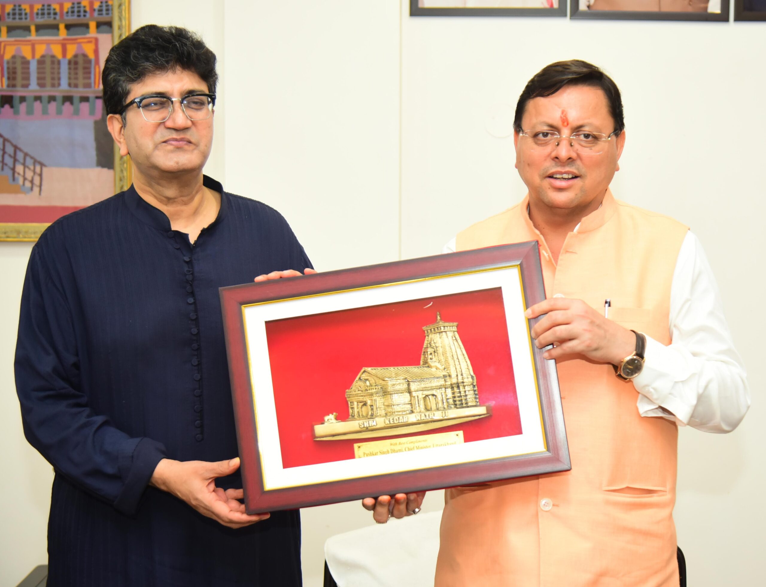गीतकार प्रसून जोशी और फिल्म अभिनेता अनुपम खेर ने मुख्यमंत्री धामी से की मुलाकात