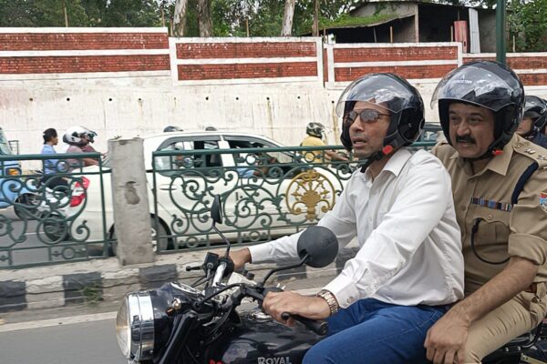 बाइक पर बैठकर दून के ट्रैफिक का हाल जानने निकले डीएम और एसएसपी