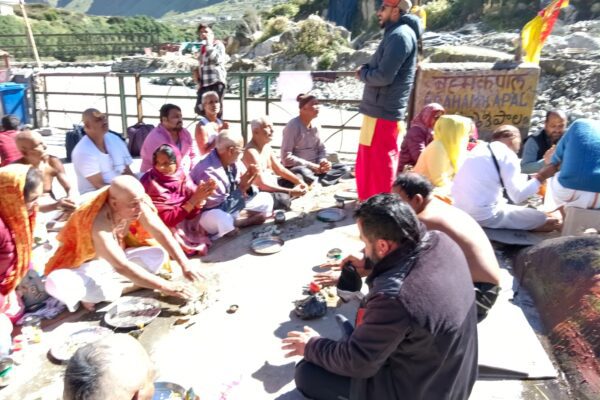 श्राद्ध पक्ष शुरू होते ही बदरीनाथ स्थित ब्रह्म कपाल में पितृ श्राद्ध के लिए पहुंचे श्रद्धालु