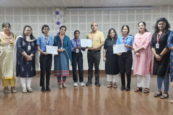 हिंदी कहानी लेखन में प्रिया प्रथम, रोजी द्वितीय और आकांक्षा तृतीय स्थान पर रहीं