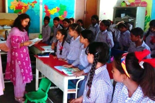अचानक स्कूल पहुंची DG झरना कमठान, बच्चों का पढ़ाई गणित और अंग्रेजी