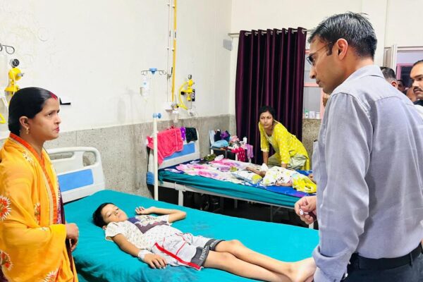 DM सविन बंसल का ऋषिकेश अस्पताल में छापा, CMS और चार डाॅक्टरों का वेतन रोका