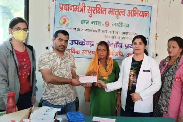 गरीबी रेखा से नीचे जीवन यापन करने वाली गर्भवती महिलाओं को बांटे आर्थिक सहायता के चेक