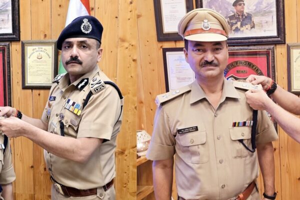 IPS में प्रोन्नत सरिता डोबाल और हरीश वर्मा को DGP ने पहनाए बैच IPS में प्रोन्नत सरिता डोबाल और हरीश वर्मा को DGP ने पहनाए बैच