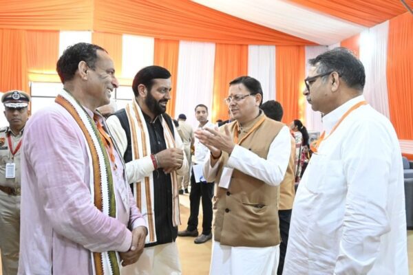 हरियाणा की नवनिर्वाचित सरकार के शपथ ग्रहण समारोह में पहुंचे मुख्यमंत्री धामी