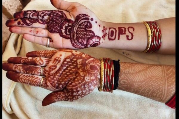 पति की लंबी उम्र और OPS बहाली के लिए महिला कर्मचारियों ने हाथों में रचाई मेहंदी