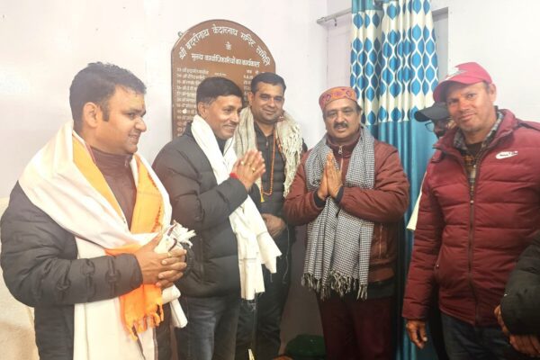 ब्रह्मकपाल तीर्थ पुरोहितों ने BKTC के CEO विजय प्रसाद थपलियाल को किया सम्मानित