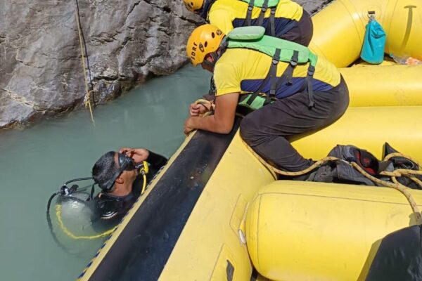 देवप्रयाग में ट्रक गंगा में समाया, पति-पत्नी लापता