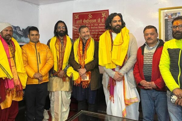 श्री बदरीनाथ धाम पहुंची दक्षिण से फिल्म और राजनीतिक हस्तियां श्री बदरीनाथ धाम पहुंची दक्षिण से फिल्म और राजनीतिक हस्तियां