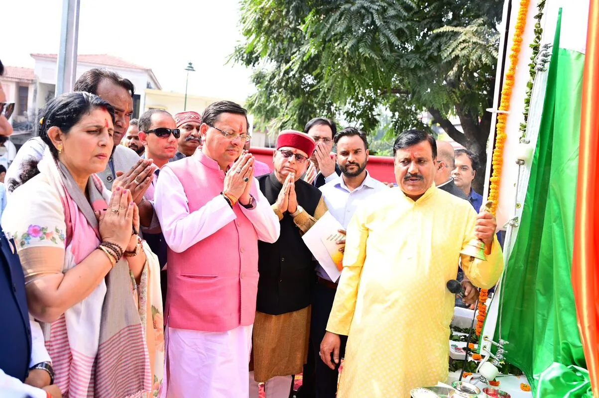 मुख्यमंत्री ने सर्वे चौक पर 66 फीट ऊंचाई के राष्ट्रीय ध्वज स्मारक का किया लोकार्पण