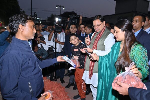 मुख्यमंत्री धामी ने खरीदे मिट्टी के दीपक और मूर्तियां