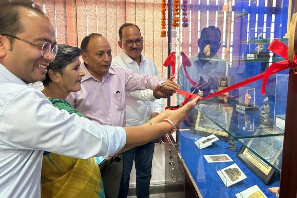 कुलपति प्रो. अन्नपूर्णा नौटियाल ने यूनिवर्सिटी सौवीनियर शॉप का किया उद्घाटन