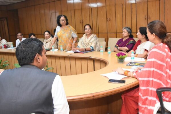 मंत्री रेखा आर्या का महिला नीति पर अधिकारियों के साथ मंथन मंत्री रेखा आर्या का महिला नीति पर अधिकारियों के साथ मंथन