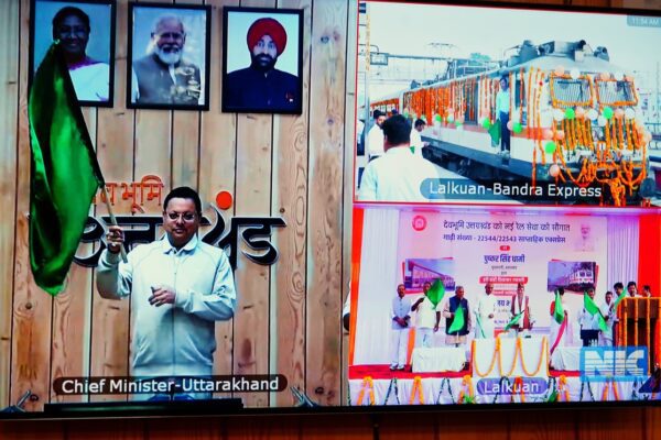मुख्यमंत्री धामी ने लालकुआं-बांद्रा सुपरफास्ट ट्रेन को वर्चुअल हरी झण्डी दिखाकर किया रवाना