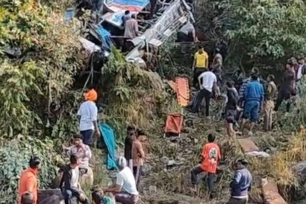 अल्मोड़ा में बस खाई में गिरी, 36 लोगों की मौत