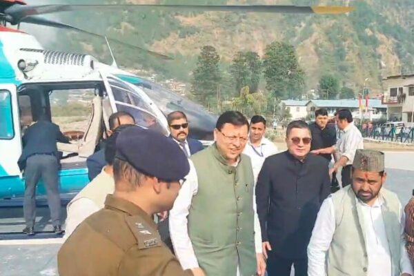 नवनिर्मित जोशियाड़ा हेलीपैड पर उतरा मुख्यमंत्री का हेलीकॉप्टर नवनिर्मित जोशियाड़ा हेलीपैड पर उतरा मुख्यमंत्री का हेलीकॉप्टर