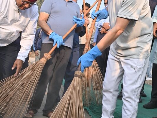 राज्य स्थापना दिवस:  मुख्यमंत्री धामी ने रेसकोर्स में झाड़ू लगाकर दिया स्वच्छता का संदेश 
