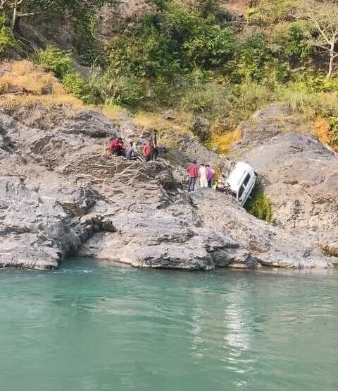 कार अनियंत्रित होकर खाई में गिरी, एक की मौत