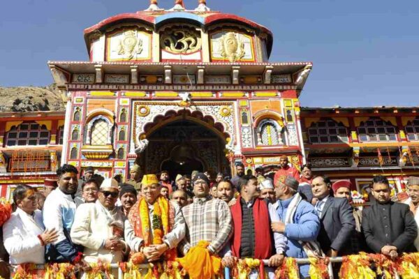 मुख्यमंत्री धामी ने पंच पूजा में शामिल होकर भगवान बदरीविशाल के दर्शन किए