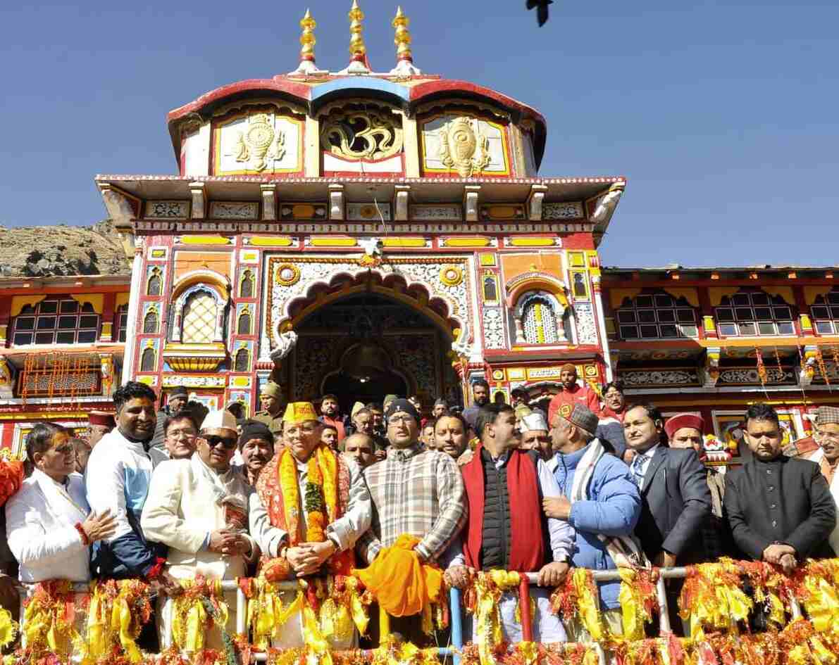 मुख्यमंत्री धामी ने पंच पूजा में शामिल होकर भगवान बदरीविशाल के दर्शन किए