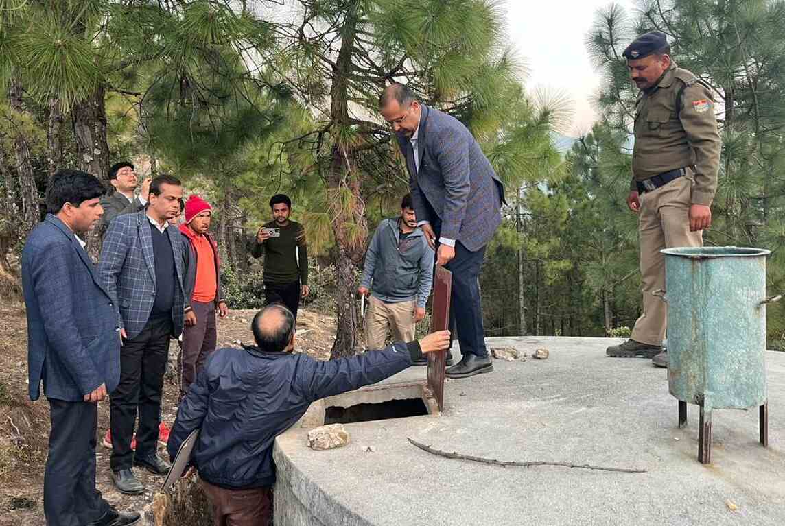 सचिव शैलेश बगोली ने गैरसैंण ब्लाक की दो पेयजल योजना का किया निरीक्षण
