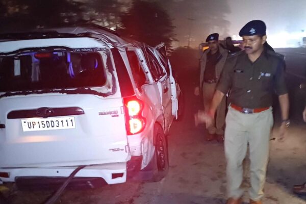 बारातियों से भरी स्कॉर्पियो दुर्घटनाग्रस्त, चार लोगों की मौत बारातियों से भरी स्कॉर्पियो दुर्घटनाग्रस्त, चार लोगों की मौत