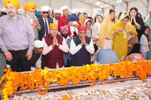 गुरु नानक जयंती पर मुख्यमंत्री धामी ने गुरुद्वारे में मत्था टेककर प्रदेशवासियों की सुख-समृद्धि के लिए प्रार्थना की