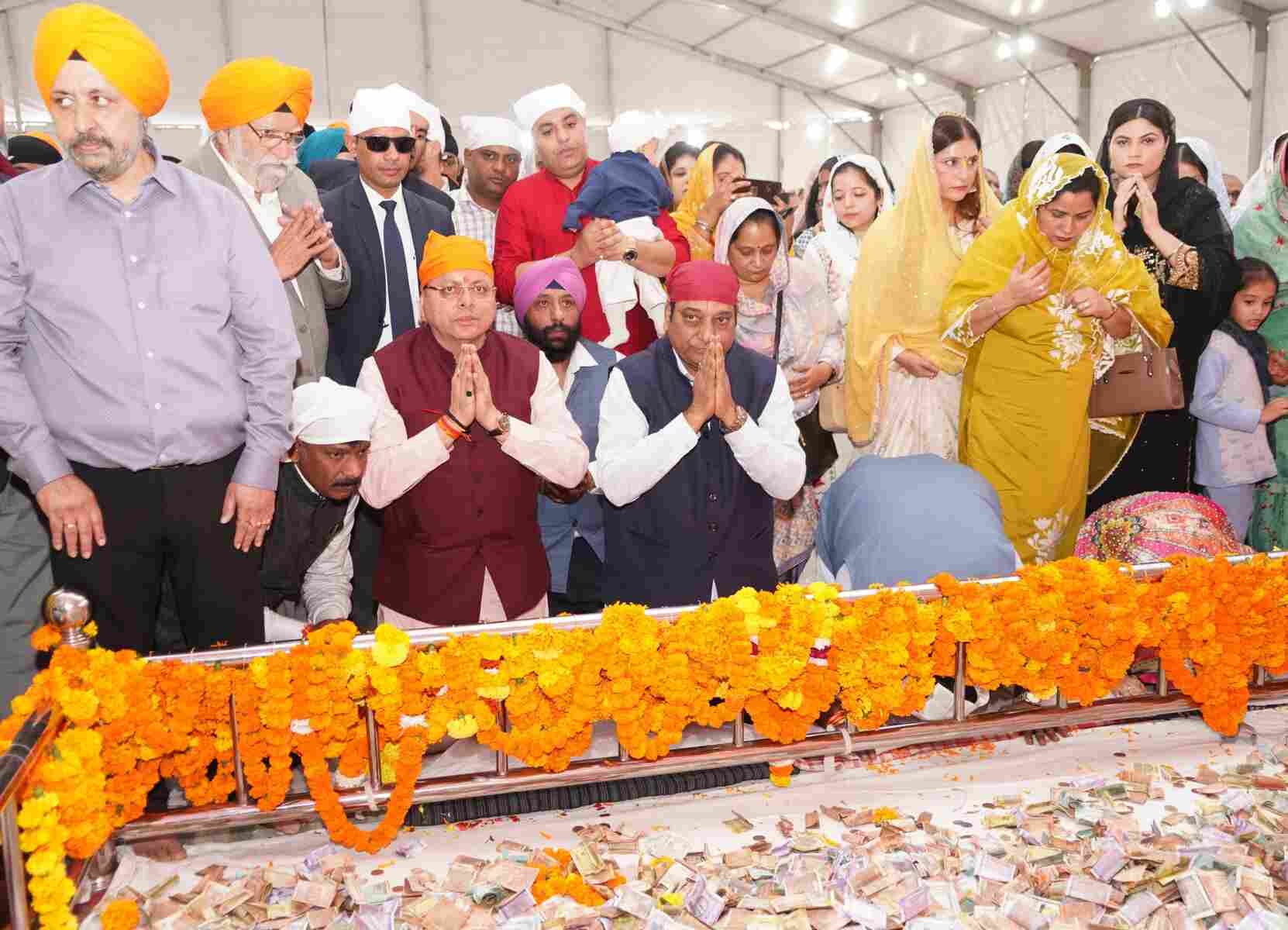 गुरु नानक जयंती पर मुख्यमंत्री धामी ने गुरुद्वारे में मत्था टेककर प्रदेशवासियों की सुख-समृद्धि के लिए प्रार्थना की