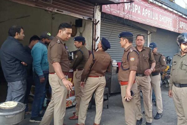 अतिक्रमणकारियों पर चला दून पुलिस का डंडा, 84 दुकानदारों पर मुकदमा दर्ज अतिक्रमणकारियों पर चला दून पुलिस का डंडा, 84 दुकानदारों पर मुकदमा दर्ज