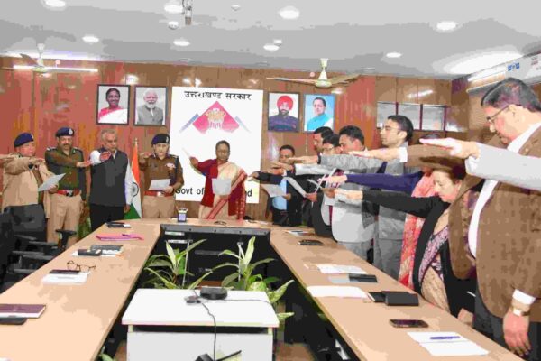 मुख्य सचिव ने सचिवालय में अधिकारियों और कर्मचारियों को संविधान की शपथ दिलवाई 