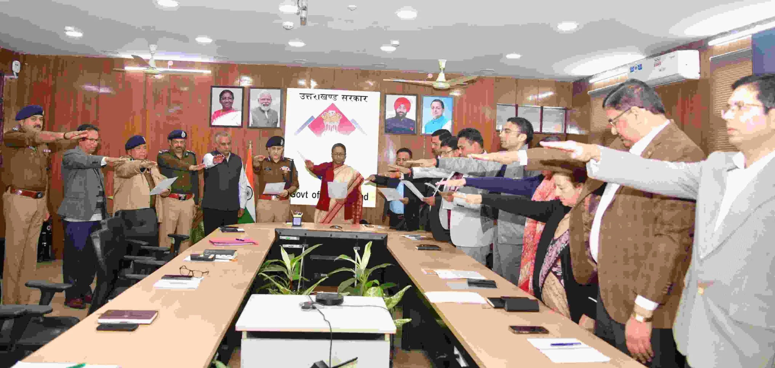 मुख्य सचिव ने सचिवालय में अधिकारियों और कर्मचारियों को संविधान की शपथ दिलवाई 