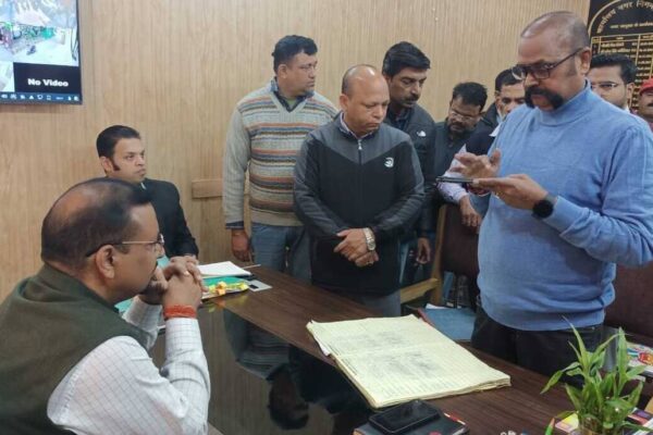 डीएम का नगर निगम दफ्तर में छापा, 73 कर्मचारी मिले गायब
