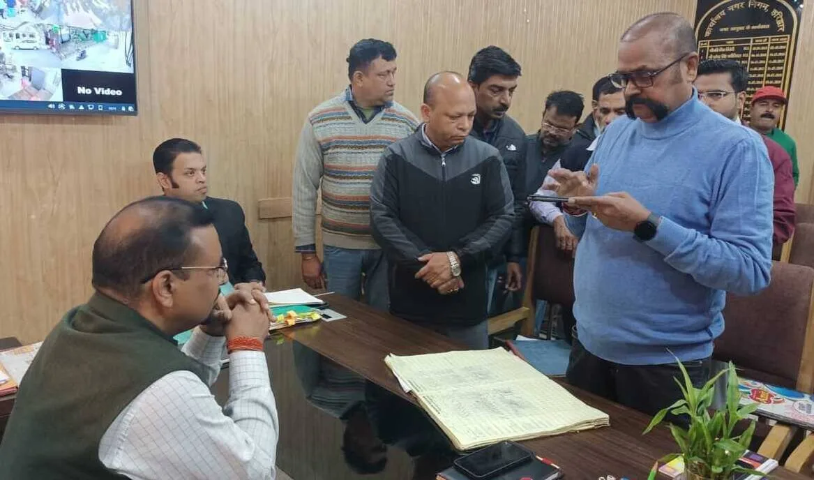 डीएम का नगर निगम दफ्तर में छापा, 73 कर्मचारी मिले गायब