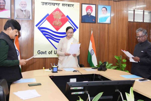एमएल प्रसाद ने ली उत्तराखंड विद्युत नियामक आयोग के अध्यक्ष की शपथ