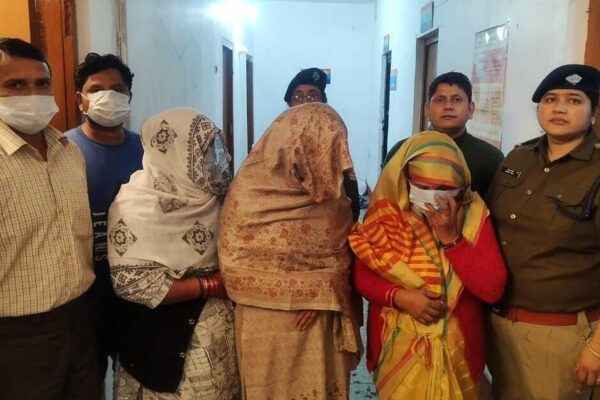 देह व्यापार गिरोह का भंडाफोड़, तीन महिलाएं और दो पुरुष गिरफ्तार देह व्यापार गिरोह का भंडाफोड़, तीन महिलाएं और दो पुरुष गिरफ्तार