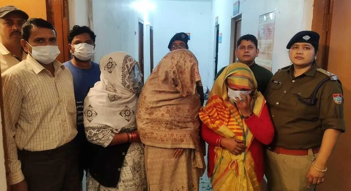 देह व्यापार गिरोह का भंडाफोड़, तीन महिलाएं और दो पुरुष गिरफ्तार