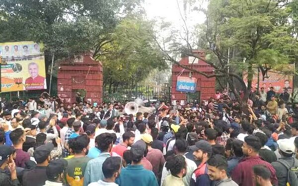 पुलिस भर्ती में आयु सीमा में छूट की मांग को लेकर बेरोजगार युवाओं का मुख्यमंत्री आवास कूच पुलिस भर्ती में आयु सीमा में छूट की मांग को लेकर बेरोजगार युवाओं का मुख्यमंत्री आवास कूच
