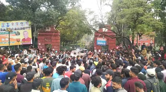 पुलिस भर्ती में आयु सीमा में छूट की मांग को लेकर बेरोजगार युवाओं का मुख्यमंत्री आवास कूच
