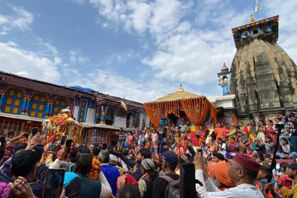 बाबा केदारनाथ की पंचमुखी डोली शीतकालीन गद्दीस्थल श्री ओंकारेश्वर मंदिर ऊखीमठ पहुंची