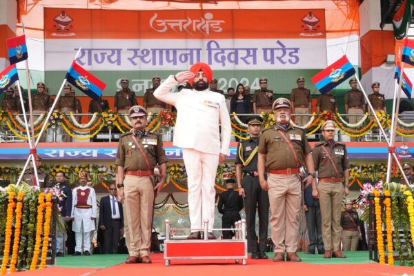 राज्य स्थापना दिवस पर राज्यपाल ने पुलिस लाइन में परेड की सलामी ली