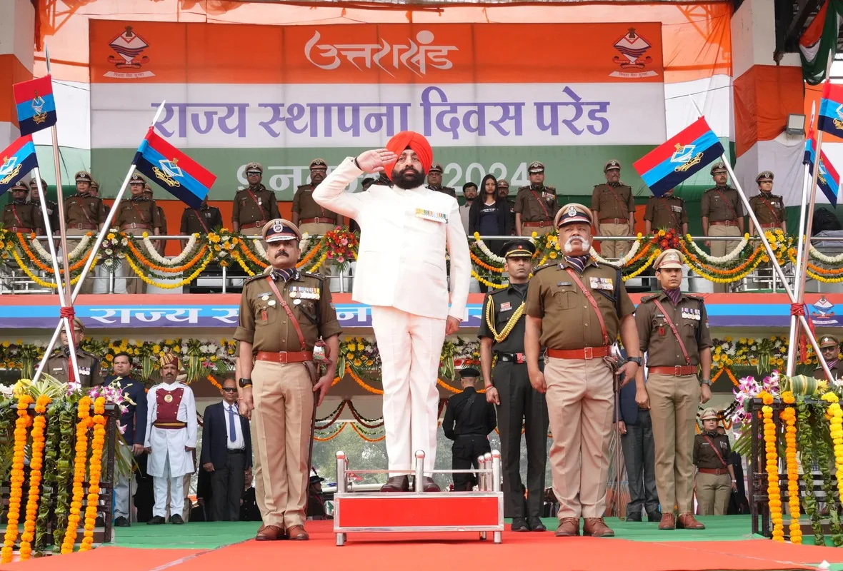राज्य स्थापना दिवस पर राज्यपाल ने पुलिस लाइन में परेड की सलामी ली
