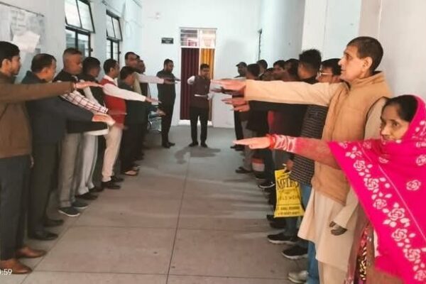 रुड़की तहसील में अधिकारियों और कर्मचारियों ने संविधान की शपथ ली
