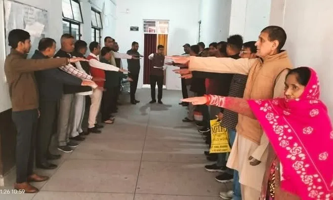 रुड़की तहसील में अधिकारियों और कर्मचारियों ने संविधान की शपथ ली