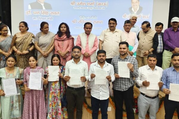 शिक्षा मंत्री ने गढ़वाल मंडल के 128 बेसिक शिक्षकों को बांटे नियुक्ति पत्र