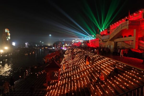 हरिद्वार में गंगा घाटों में 3 लाख 51 हजार दीप प्रज्ज्वलित 