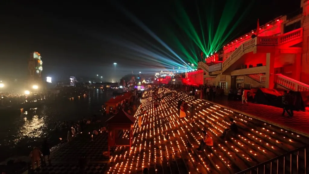 हरिद्वार में गंगा घाटों में 3 लाख 51 हजार दीप प्रज्ज्वलित 