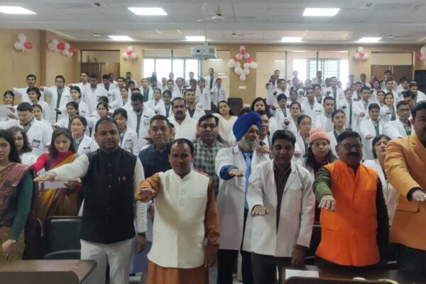 स्वास्थ्य मंत्री डॉ धन सिंह रावत ने दिलायी एमबीबीएस छात्रों को चरक शपथ