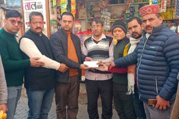बड़कोट: अग्निकांड पीड़ित व्यापारियों को दी एक लाख रुपए की आर्थिक सहायता